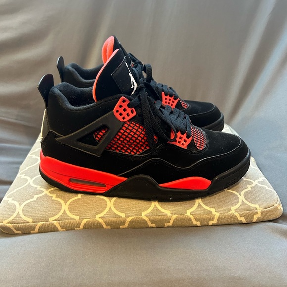 Jordan 4 Retro
Thunder Red” - Picture 10 of 13